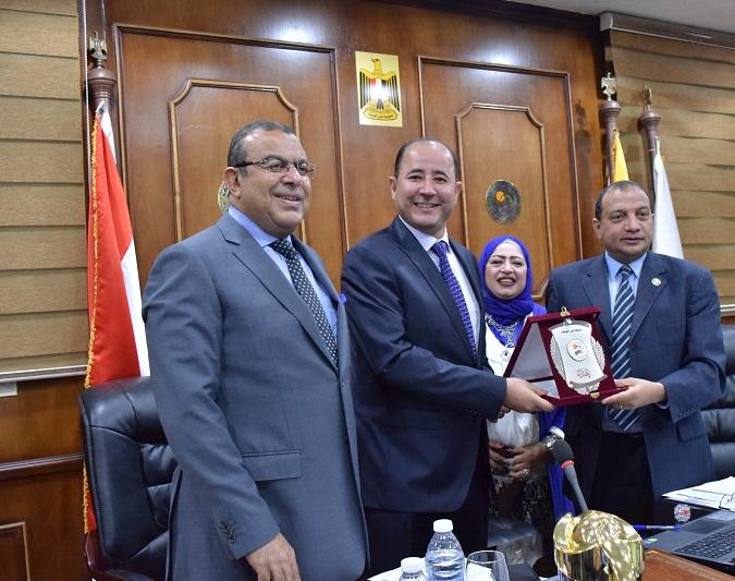   رئيس جامعة بني سويف يكرم الحاصلين على جائزة الدولة التشجيعية
