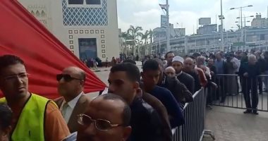   فى طوابير.. توافد المواطنين فى اليوم الثانى على لجان الاستفتاء أمام محطة مصر