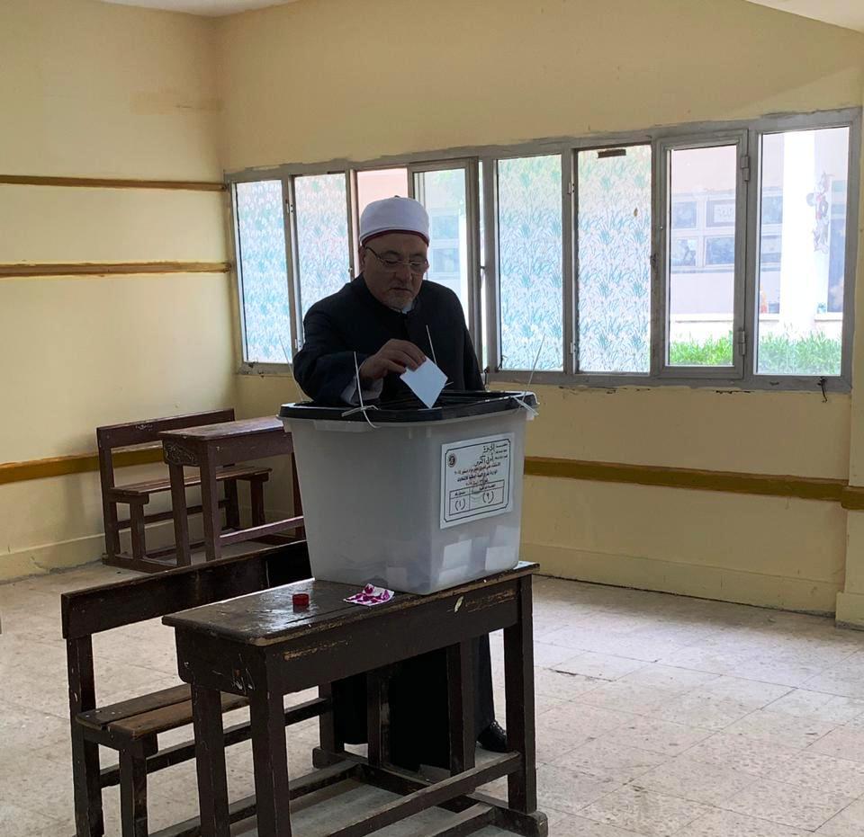   «خالد الجندى» يدلى بصوته فى الاستفتاء على التعديلات الدستورية