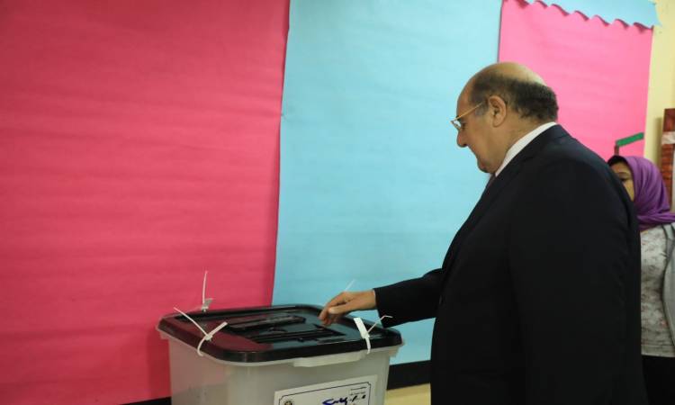   رئيس المحكمة الدستورية السابق يشارك فى الاستفتاء