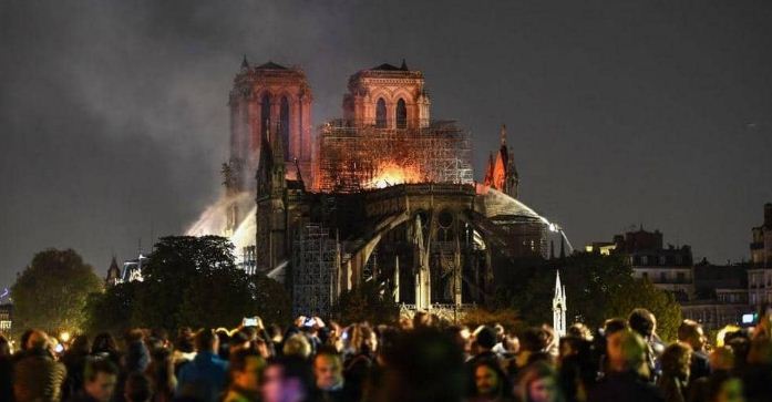   صور | الحزن يخيم على العالم بعد حريق كاتدرائية نوتردام التاريخية