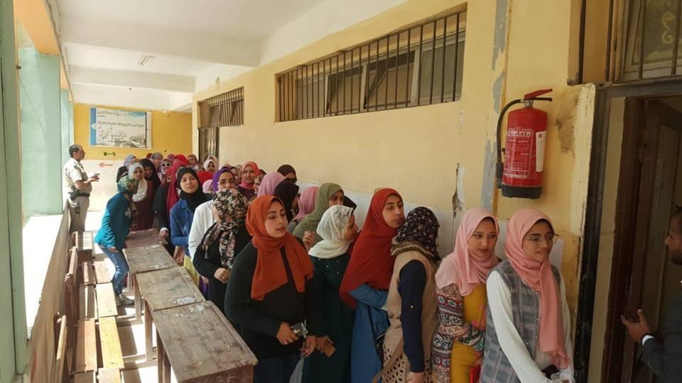   بالصور|| السيدات والفتيات يتصدرن المشهد في الإستفتاء على التعديلات الدستورية بدمياط