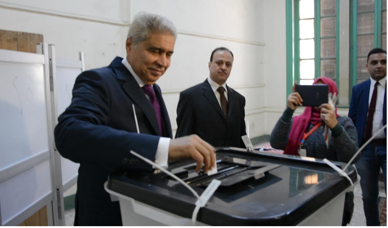   محافظ المنيا يدلي بصوته في الاستفتاءات الدستورية