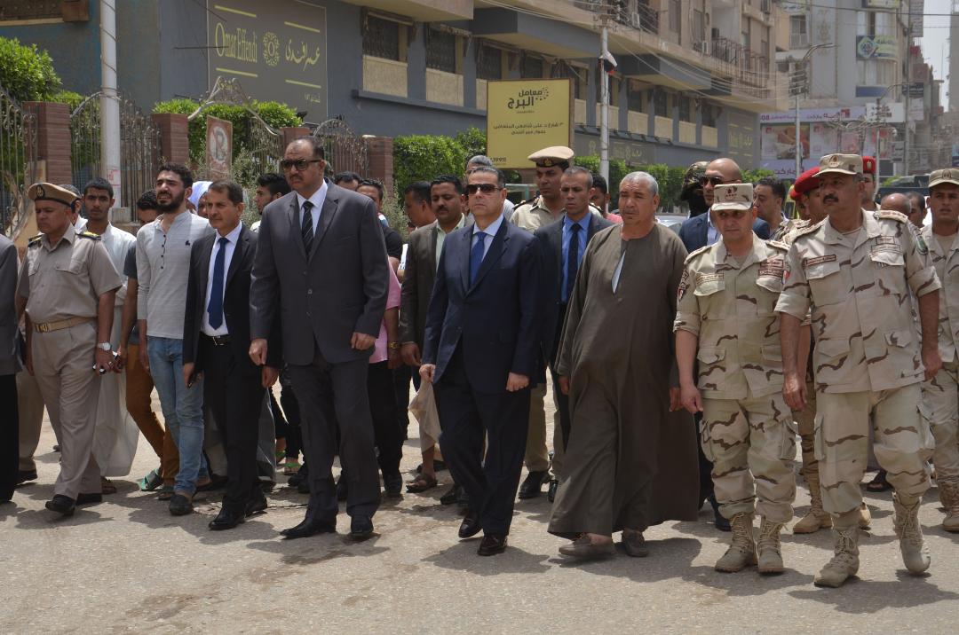   محافظ بنى سويف ومدير الأمن يتقدمون الجنازة العسكرية لشهيد القوات المسلحة مصطفى عثمان