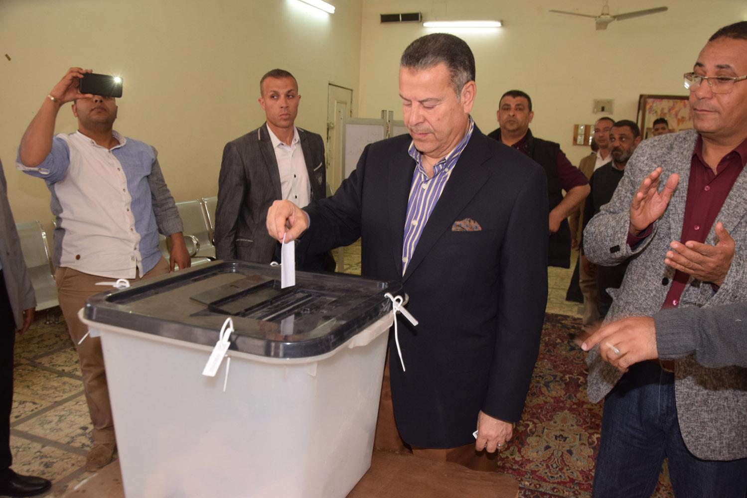   محافظ بني سويف يدلي بصوته في  الاستفتاء على التعديلات الدستورية