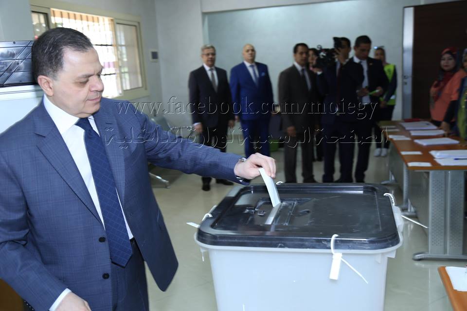   فيديو|| وزير الداخلية يدلى بصوته فى الإستفتاء على التعديلات الدستورية