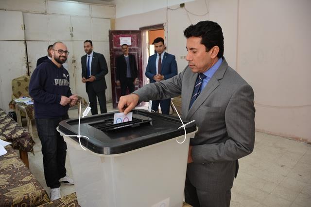   وزير الشباب والرياضة يدلي بصوته في الاستفتاء علي التعديلات الدستورية