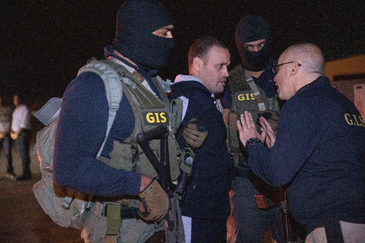   ماذا تعنى كلمة «G. I .S» المكتوبة على ملابس قوات نقل الإرهابي هشام عشماوي إلى مصر ؟