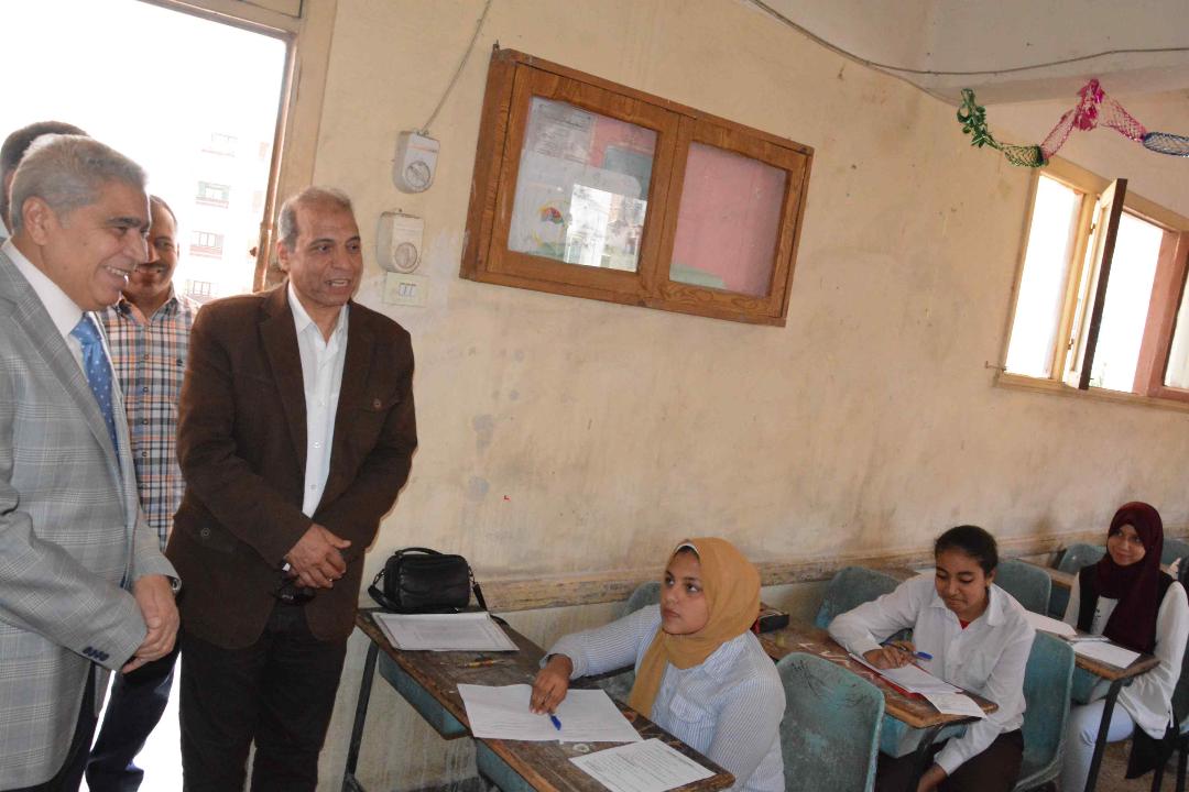   محافظ المنيا يتفقد عددًا من لجان امتحانات الشهادة الإعدادية