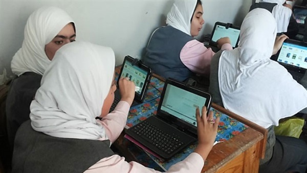   طلاب أولى ثانوى يؤدون امتحان اللغة الأجنبية الثانية إلكترونيًا