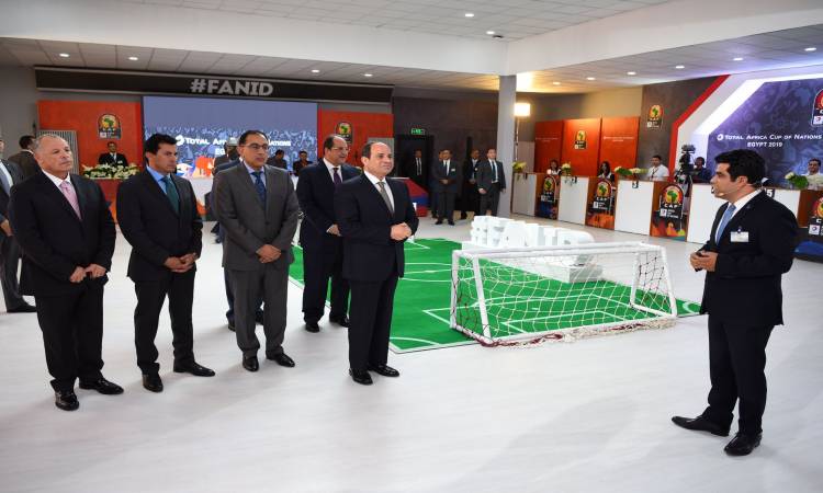    الرئيس السيسى يستلم أول «بطاقة مشجع» لبطولة كأس الأمم الإفريقية