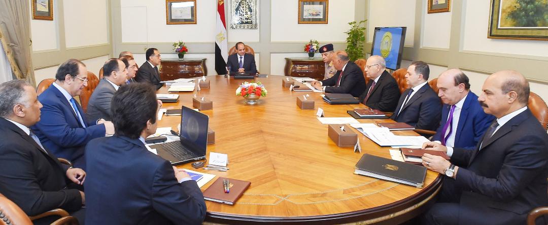   الرئيس السيسى يجتمع مع رئيس مجلس الوزراء و محافظ البنك المركزي، وعدد من السادة الوزراء وكبار المسئولين
