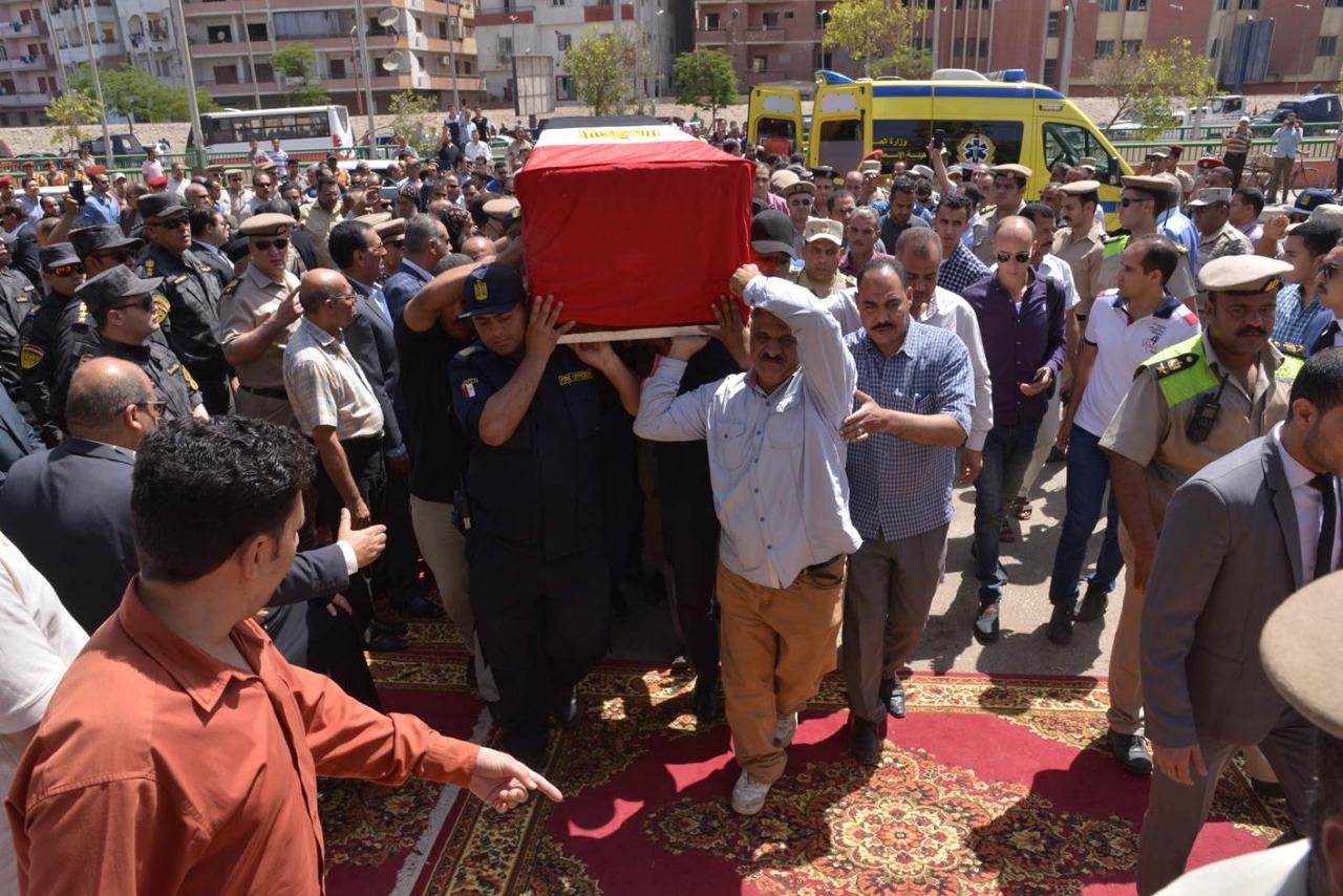   محافظ أسيوط يؤدي صلاة الجنازة على مدير الأمن بمسجد عمر مكرم ويتلقى العزاء بالسرادق المقام أمام المسجد 