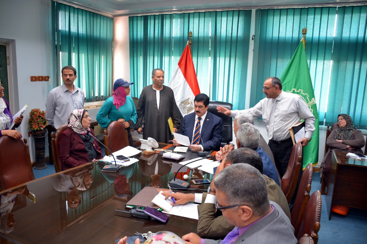 محافظ القليوبية يعقد إجتماعا جماهيريا بالمواطنين للإستماع لمشاكلهم وحلها
