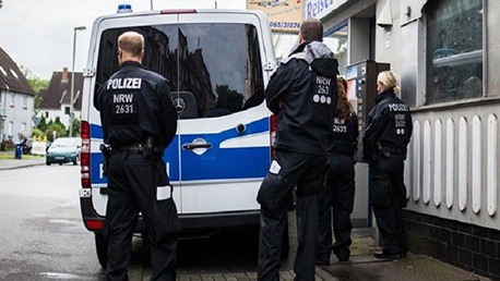   الشرطة الألمانية تشن حملة تمشيط لملاحقة 5 ملثمين نفذوا عملية سطو مسلح