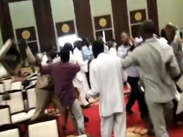   شاهد | معركة بالكراسي بين الأحزاب السودانية