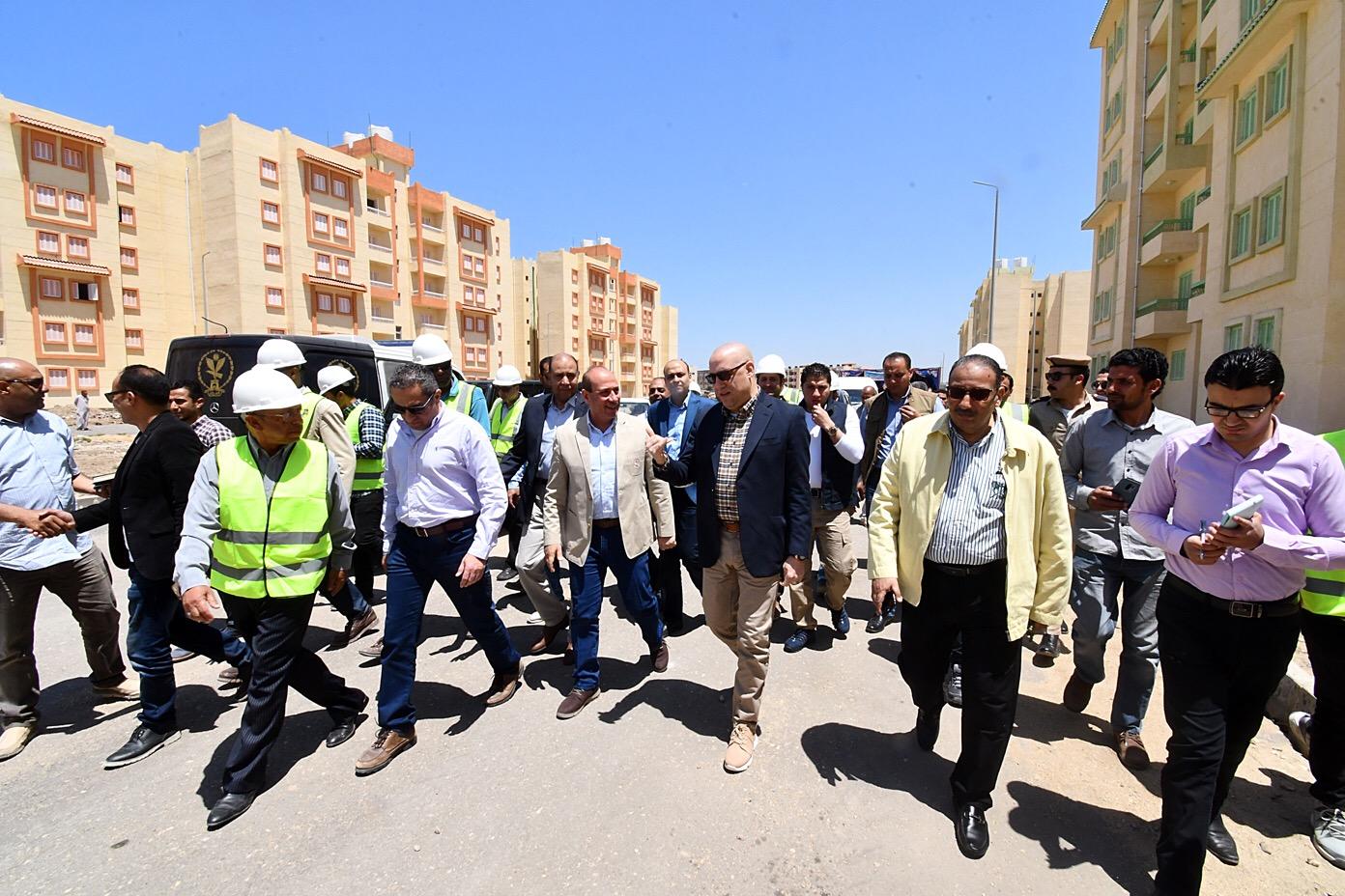   وزير الإسكان يقوم بزيارة مفاجئة لمشروع الإسكان الاجتماعي بمدينة جمصة