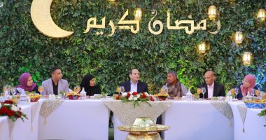   حوار من القلب بين الرئيس وضيوفه من المواطنين على مائدة الإفطار (شاهد)