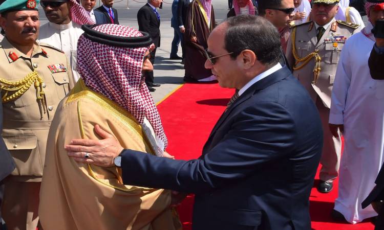   صور| الرئيس السيسى يودع ملك البحرين فى ختام زيارته لمصر