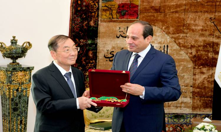   الرئيس السيسى يمنح سفير الصين بالقاهرة وسام الجمهورية من الطبقة الأولى