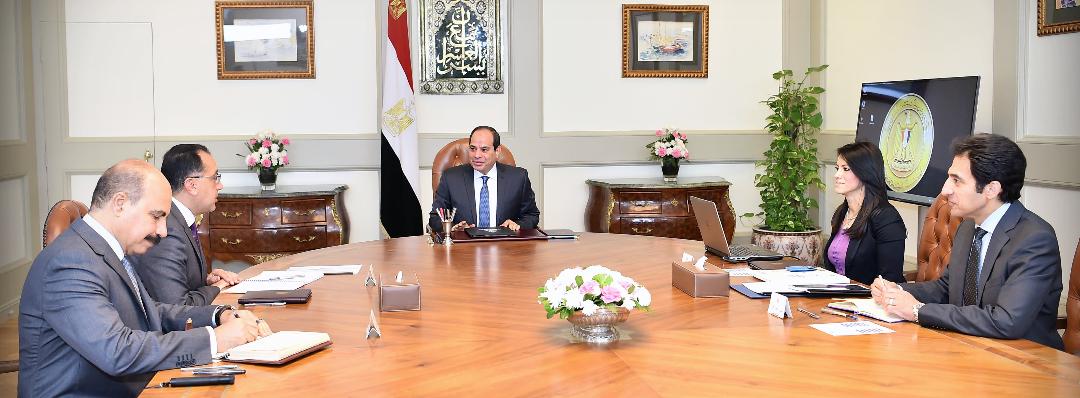   الرئيس السيسى يجتمع مع رئيس مجلس الوزراء و وزيرة السياحة
