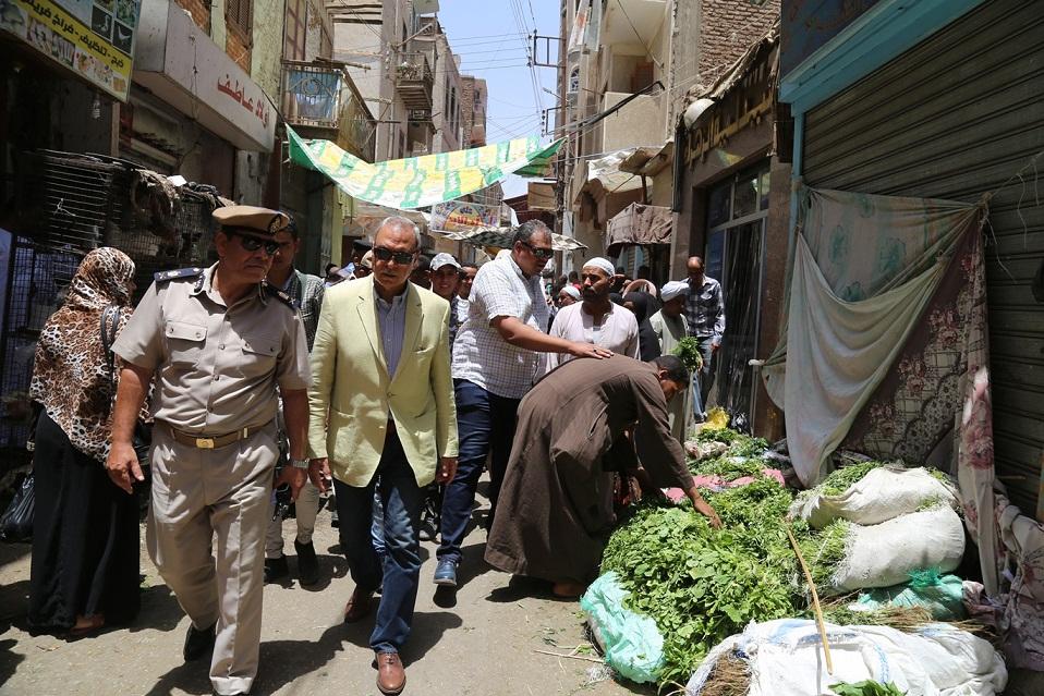   «الهجان» يقود حملة مكبرة لإزالة الاشغالات بمدينة قنا