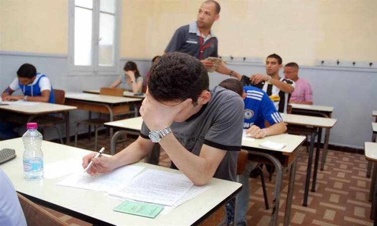   طلاب الثانوية العامة يواصلون ماراثون الامتحانات اليوم بـ«الاستاتيكا»