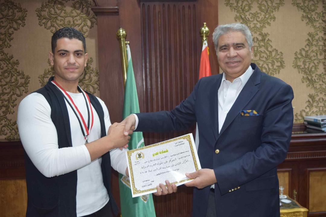   محافظ المنيا يكرم الثاني في بطولة العرب الدولية لمصارعة الذراعين