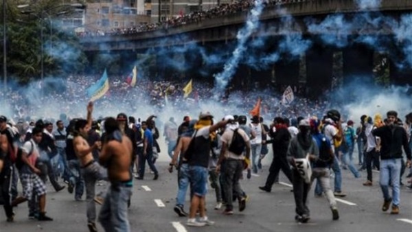   مقتل شخصين جراء تظاهرات بالعاصمة كاراكاس