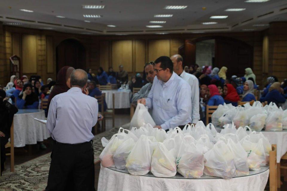   جامعة كفر الشيخ توزع سلع رمضانية على العاملين 