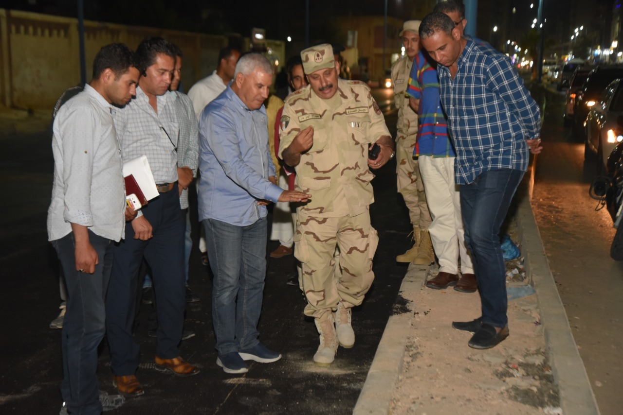   محافظ مطروح يقود حملة ليلية لازالة الاشغالات ويتابع أعمال الرصف وتطوير شارع علم الروم