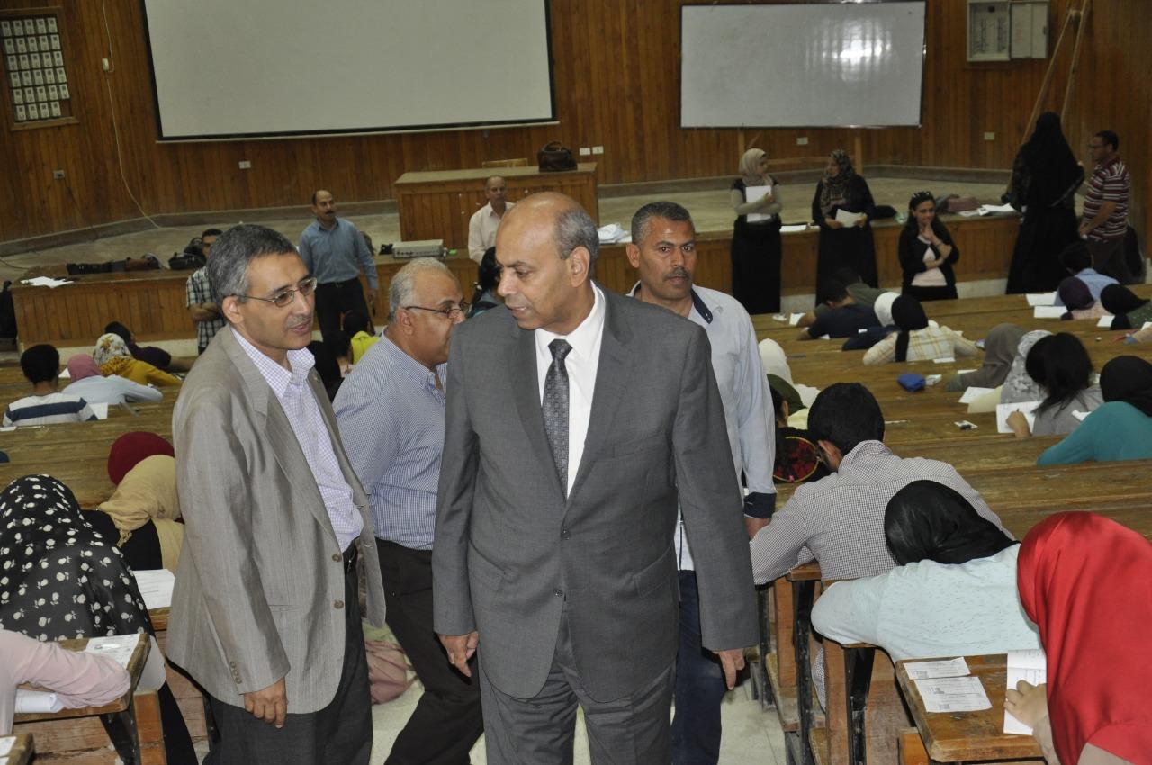  صور|| رئيس جامعة المنيا يتفقد بدء إمتحانات نهاية العام