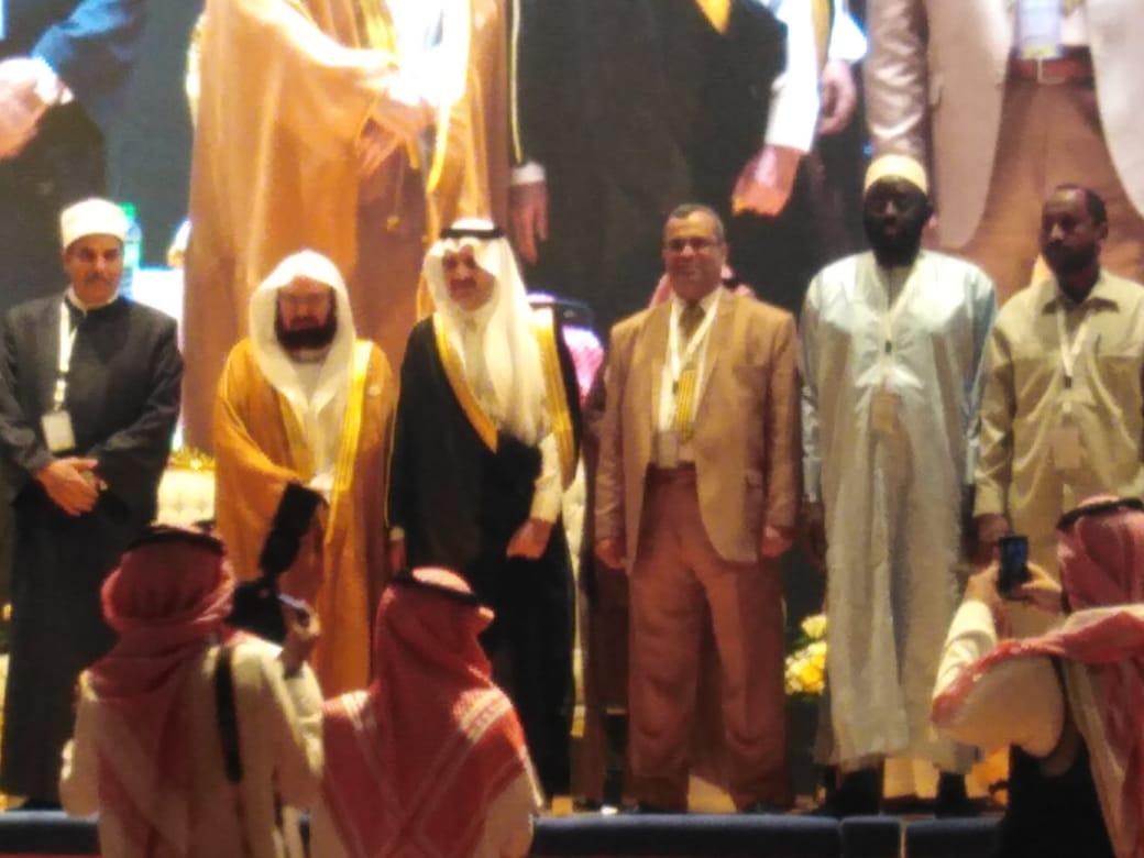   الأمير «سعود آل سعود» والشيخ «السديس» يكرمان اثنين من أعضاء هيئة التدريس بــ«دار علوم المنيا»