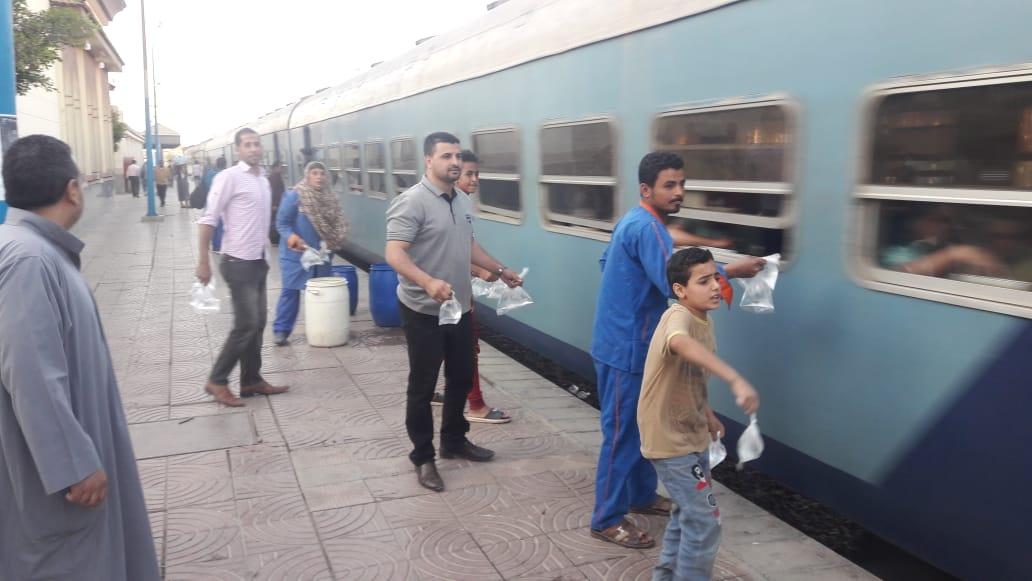   شباب الفشن يعزمون ركاب القطارات يوميا علي الفطار طوال شهر رمضان