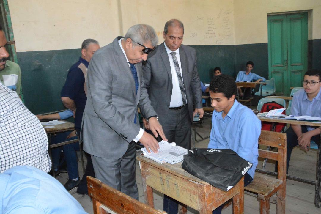   محافظ المنيا يتفقد عددًا من لجان امتحانات الصف الأول الثانوي