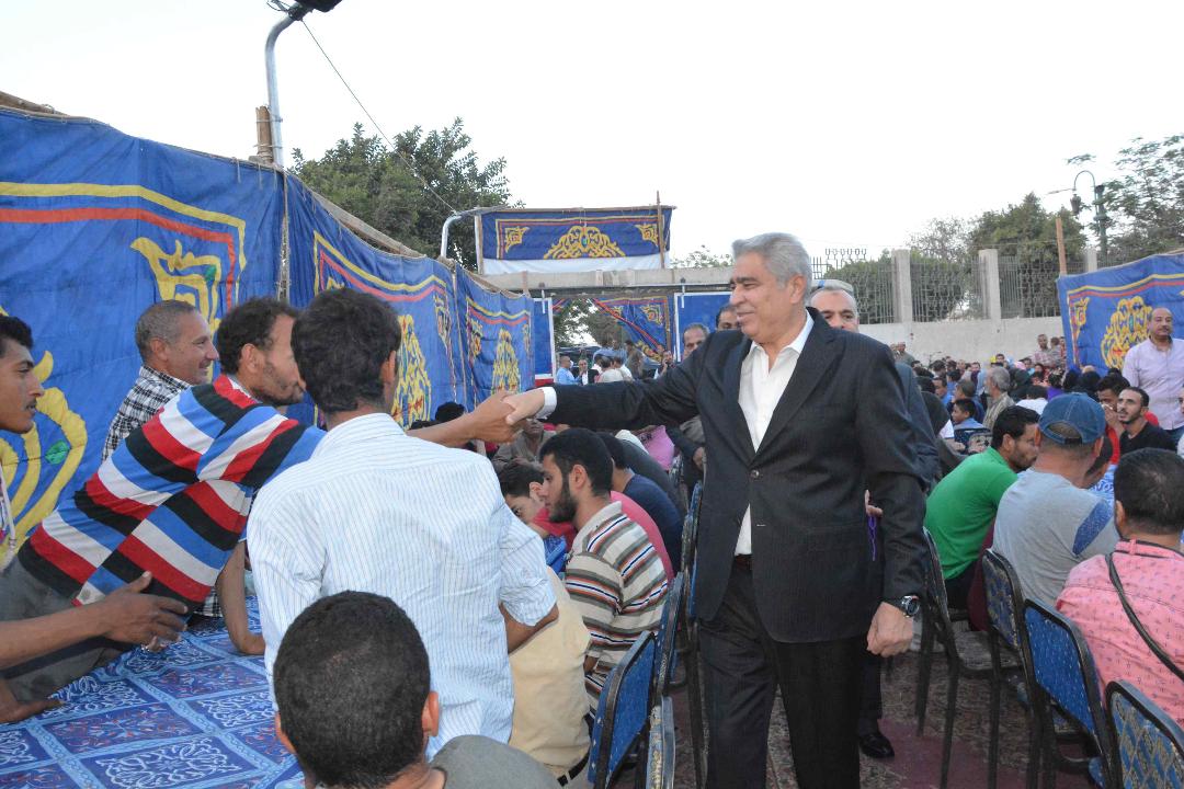   محافظ المنيا ومدير الأمن يشاركون المواطنين فى إفطار «الخيمة الرمضانية»