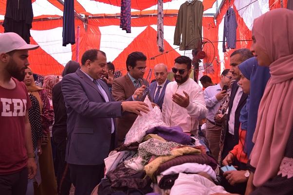   رئيس جامعة بني سويف يطلق مبادرة القرية بإفتتاح معرض 10 آلاف قطعة للملابس وتوزيع حقائب رمضانية بقرية سنور