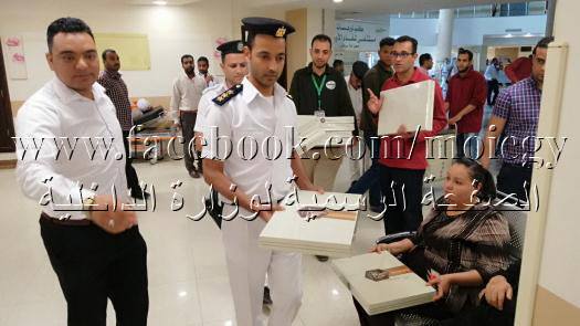   وفد من ضباط وزارة الداخلية فى زيارة لعددٍ من المستشفيات بمناسبة حلول عيد الفطر المبارك