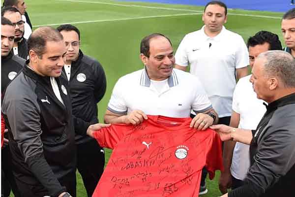 فريق مصر لكرة القدم يهدي الرئيس السيسي فانلة المنتخب بتوقيع اللاعبين