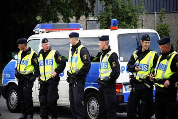   الشرطة السويدية تطلق النار على رجل في محطة «مالمو» للقطارات قال إنه «يحمل عبوات ناسفة»