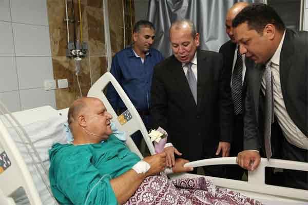   محافظ كفر الشيخ يهدى «الوروّد» لمرضى المستشفى العام ويهنئهم بعيد الفطر
