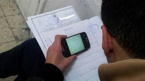   ضبط 7 طلاب لتسريبهم أسئلة امتحان الإنجليزية عبر «الواتس»
