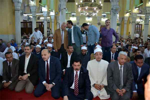   محافظ القليوبية يؤدي صلاة عيد الفطر بمسجد ناصر وسط حشود كبيرة من المواطنين 