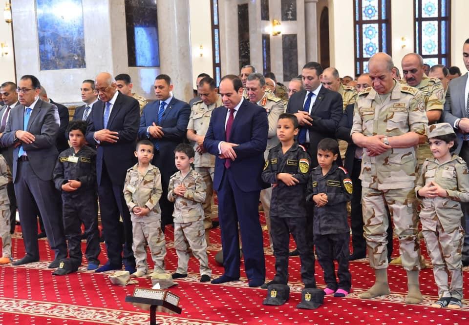   متحدث الرئاسة ينشر صور أداء الرئيس السيسى لصلاة العيد مع أبناء الشهداء