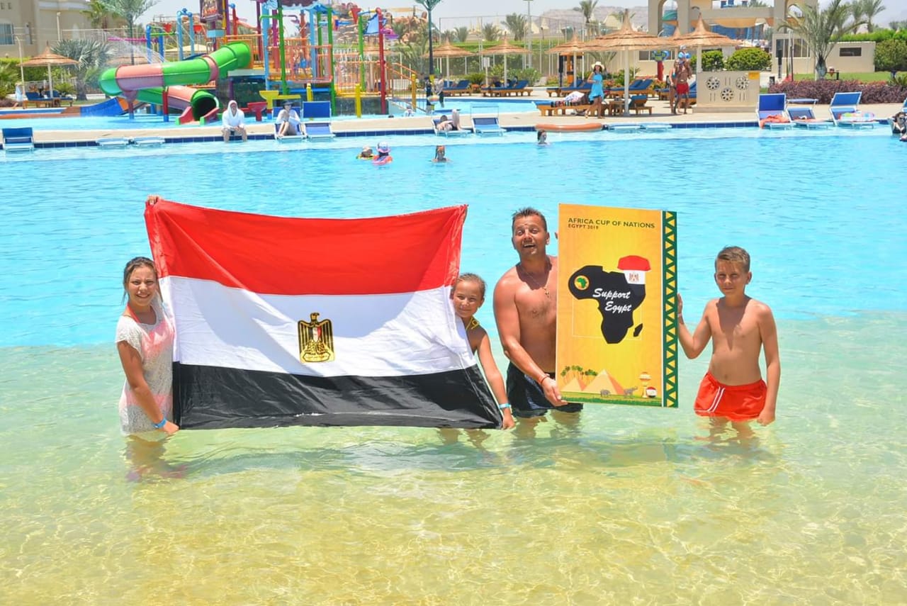   صور|| سياح شواطيء الغردقة يرتدون تيشرت صلاح ويرفعون علم مصر  