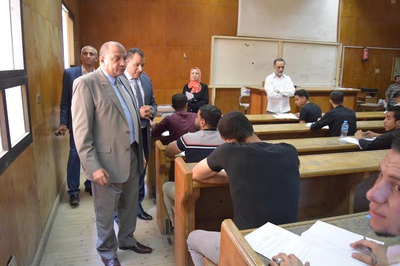   رئيس جامعة بنى سويف يتفقد امتحانات كلية الأداب ويحيل الملاحظين للتحقيق
