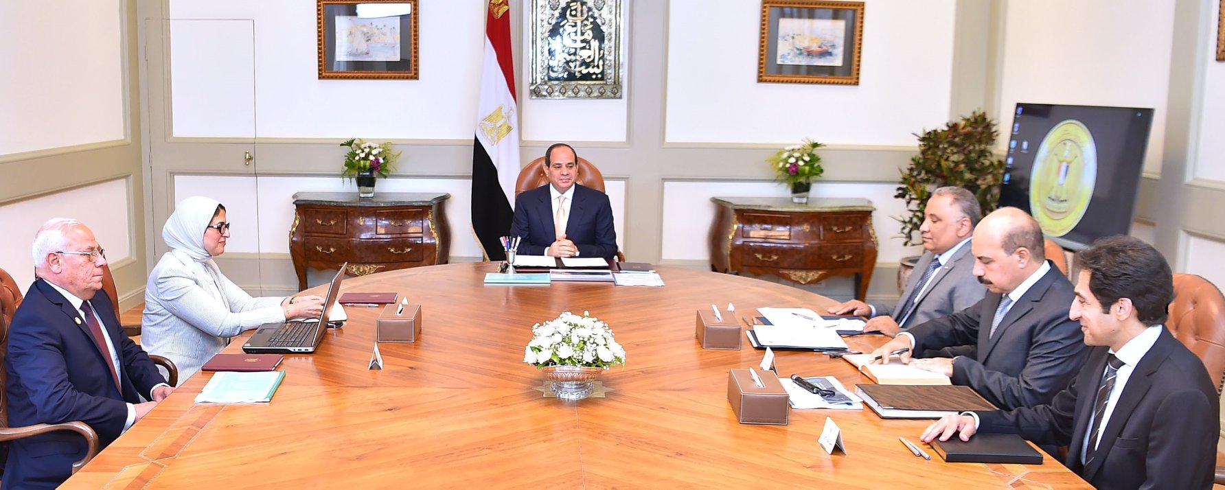   الرئيس السيسى يجتمع مع وزيرة الصحة ورئيس هيئة الرقابة الإدارية ومحافظ بورسعيد