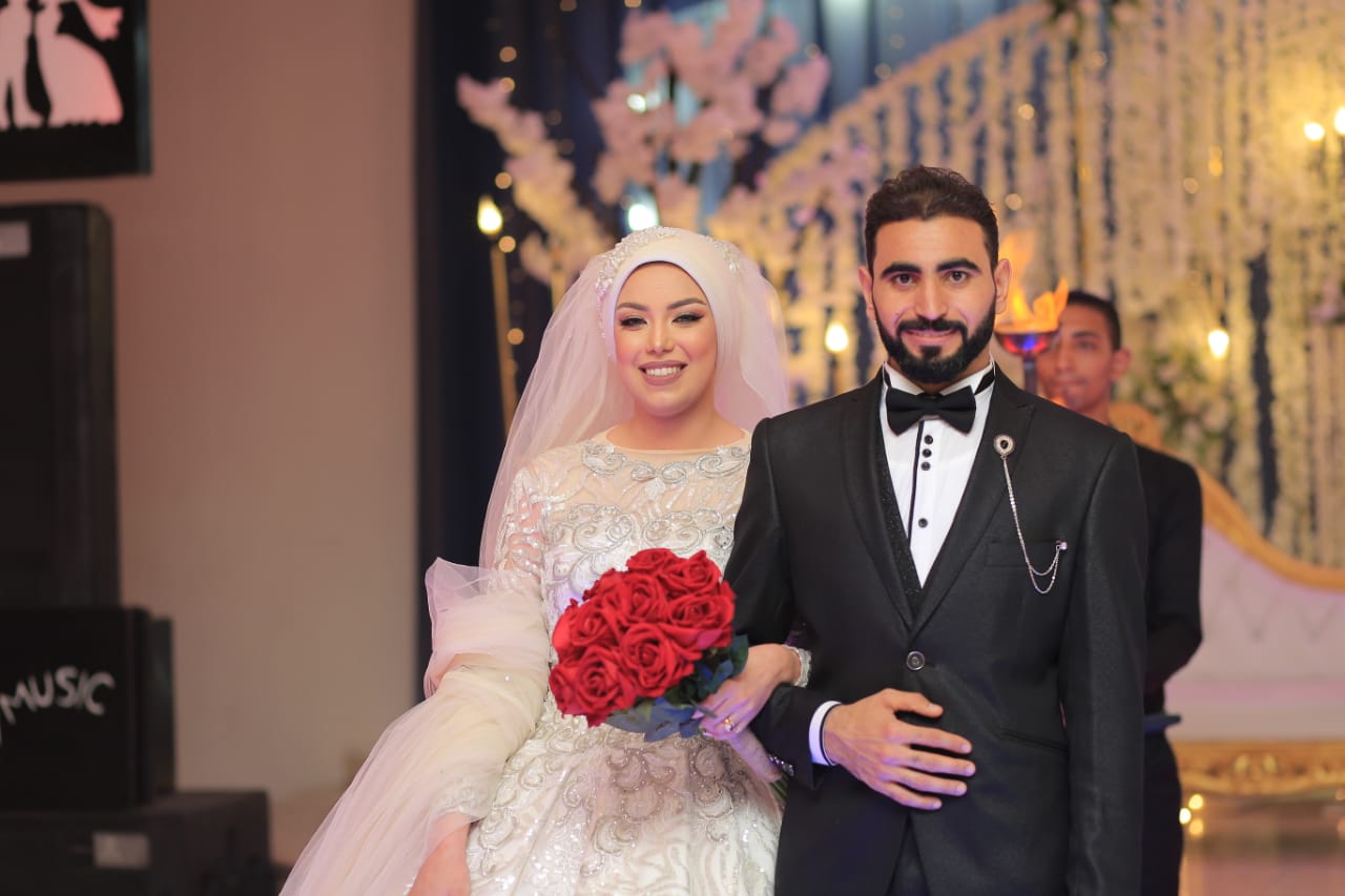   بالصور|| دار المعارف تهنئ «حازم» و «ياسمين» بمناسبة الزفاف السعيد