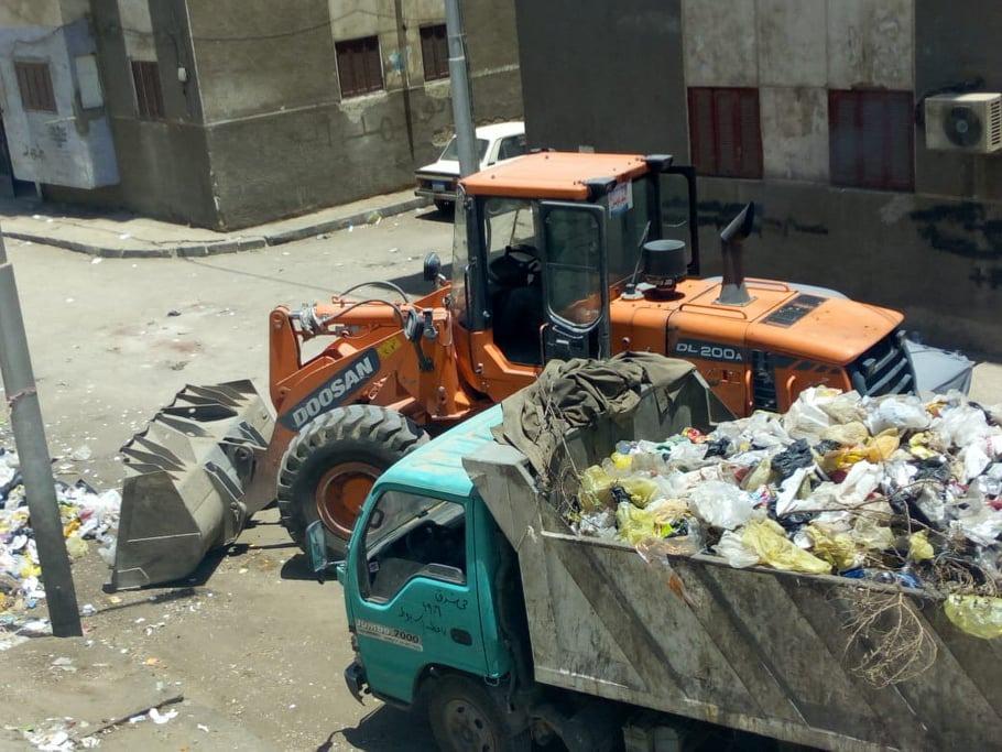   محافظ أسيوط: حملات يومية لجهاز تجميل المدينة لرفع كافة تراكمات القمامة من الشوارع والميادين 