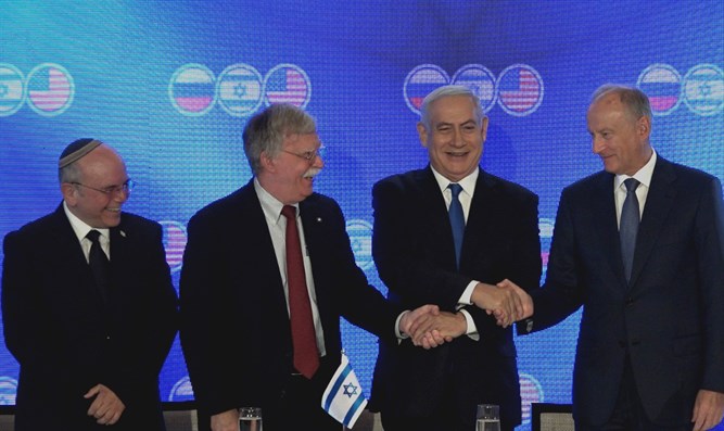   اجتمعت الأطراف الثلاثة فى تل أبيب.. أمريكا وروسيا وإسرائيل تتفق على ما تبقى من «سوريا»